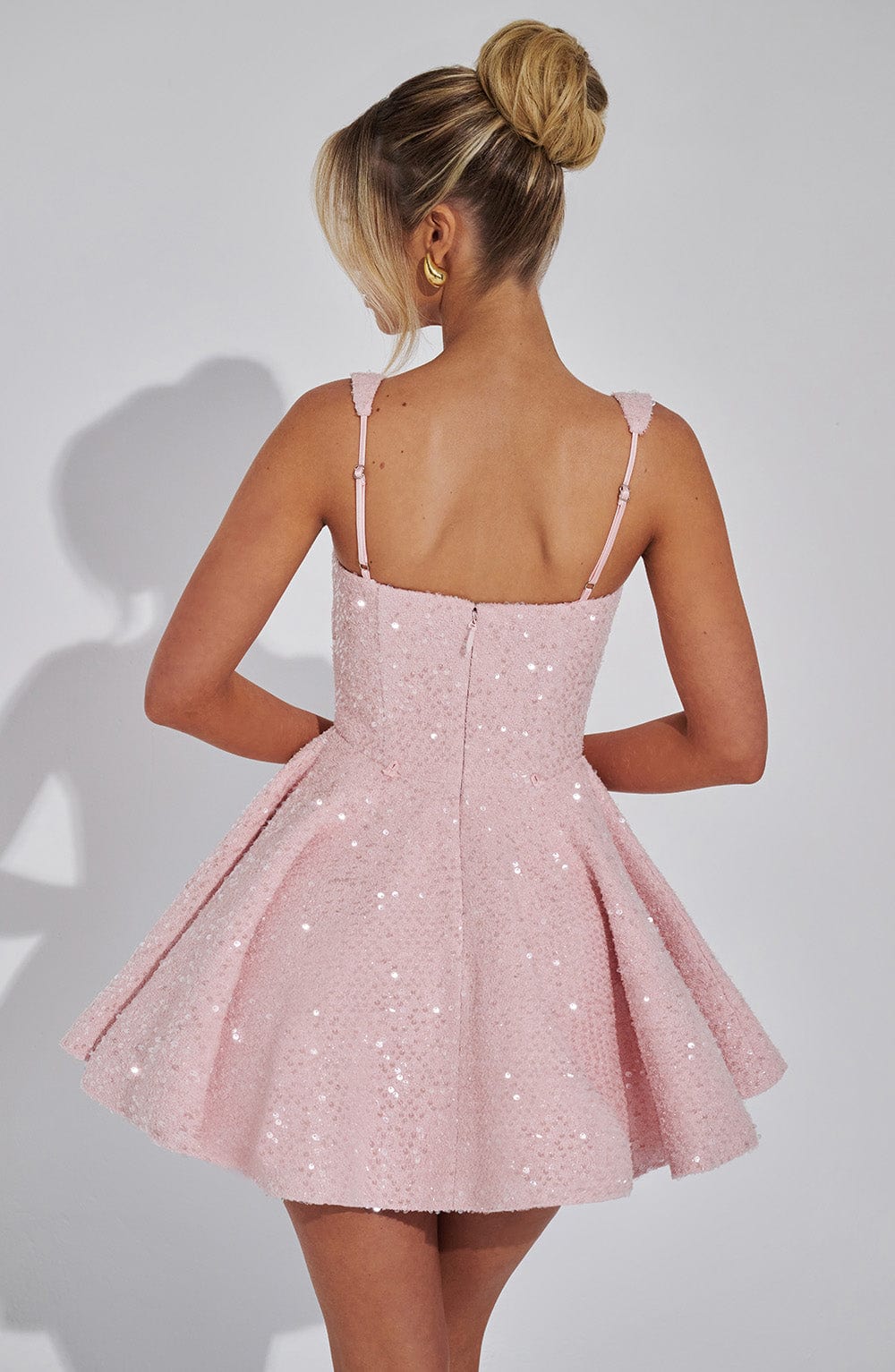 Sukienka mini cekinowa rozkloszowana elegancka