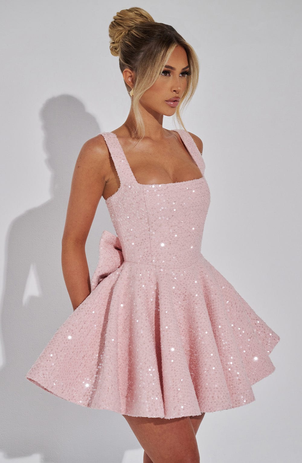 Sukienka mini cekinowa rozkloszowana elegancka