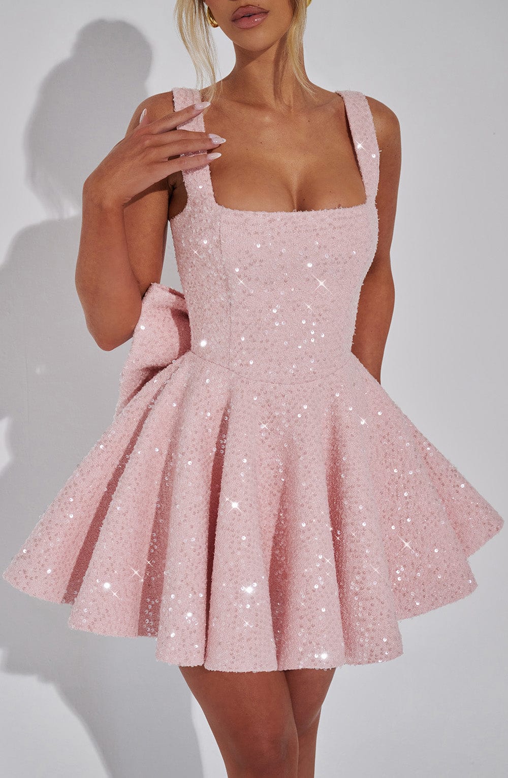 Sukienka mini cekinowa rozkloszowana elegancka