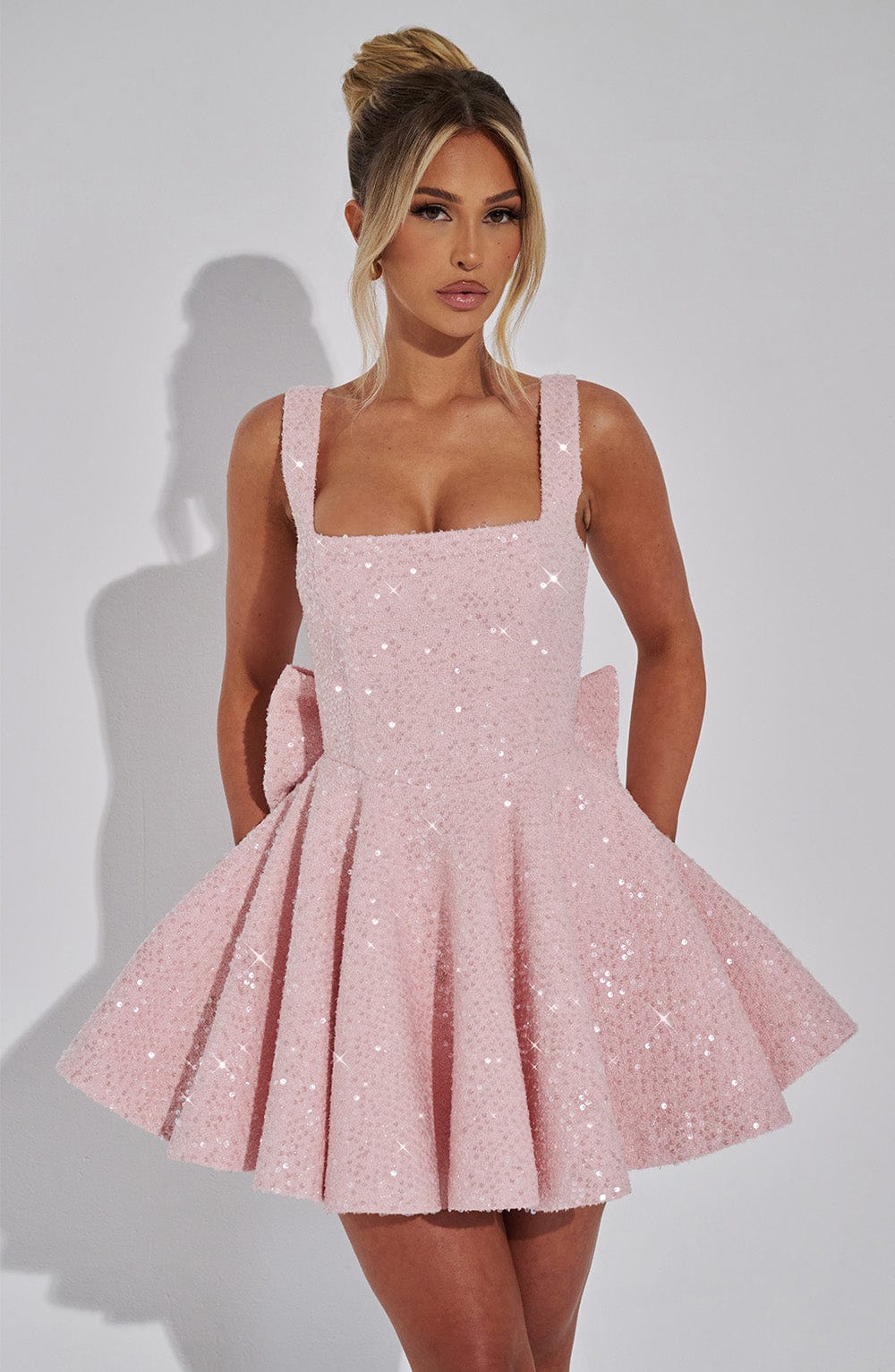 Sukienka mini cekinowa rozkloszowana elegancka
