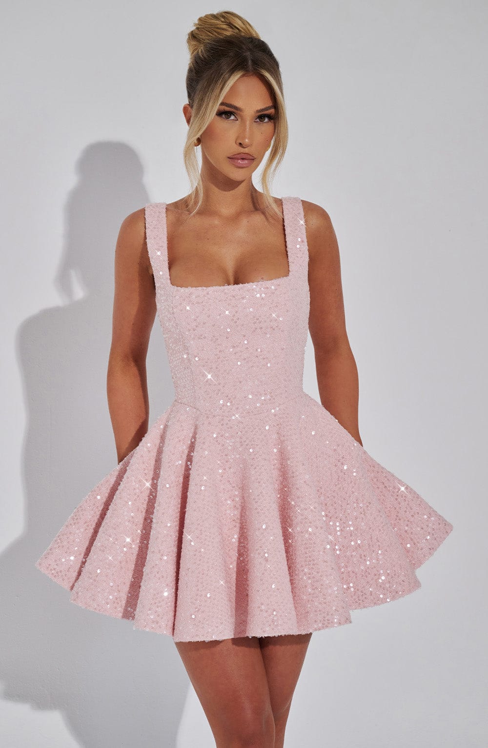 Sukienka mini cekinowa rozkloszowana elegancka