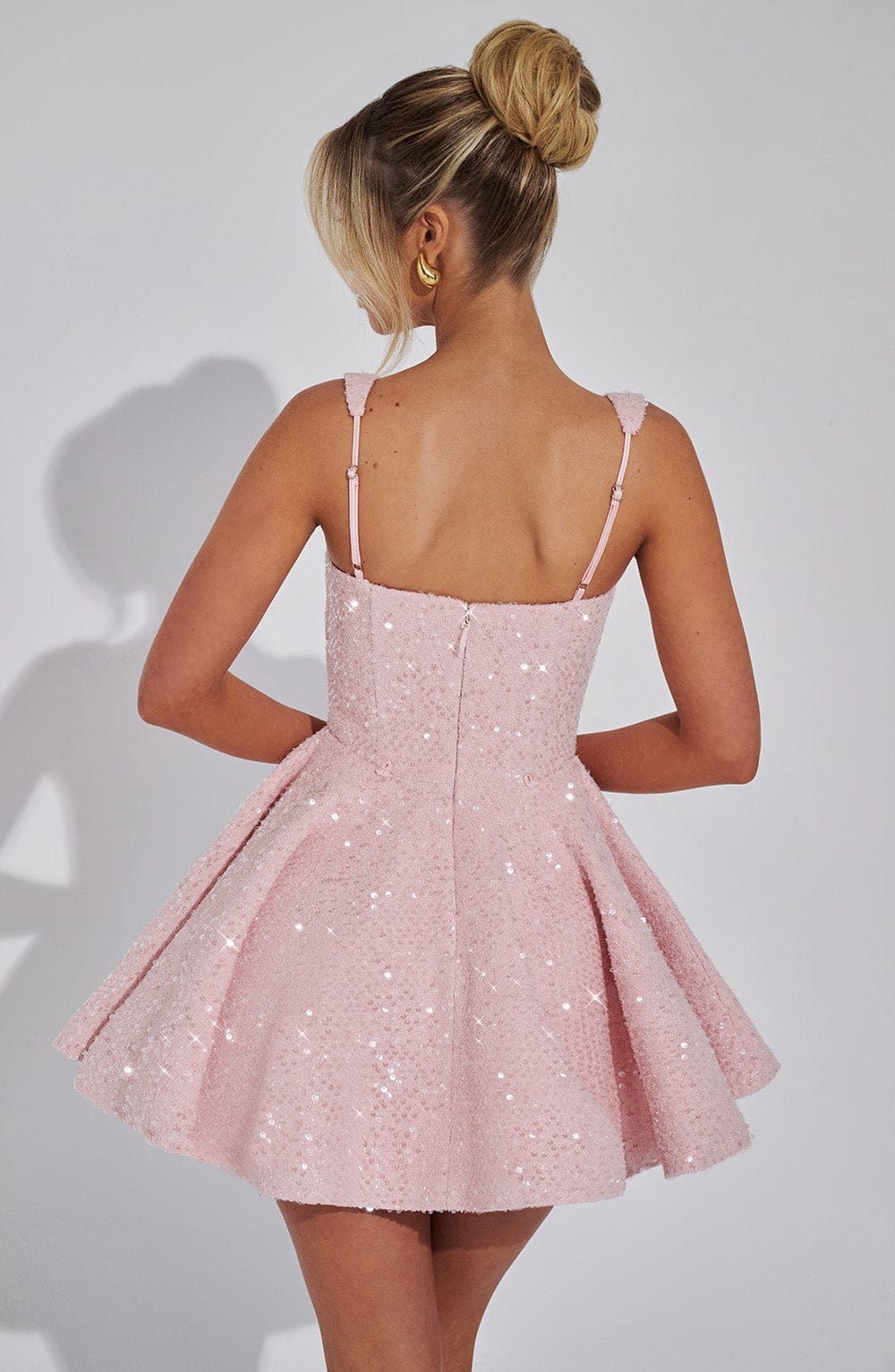 Sukienka mini cekinowa rozkloszowana elegancka